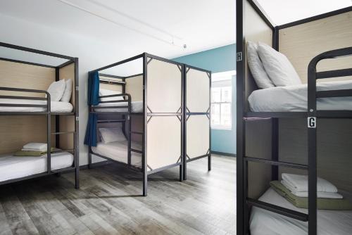 Cama en habitación compartida de 8 camas - Solo mujeres del hotel HI New York City. Foto 4