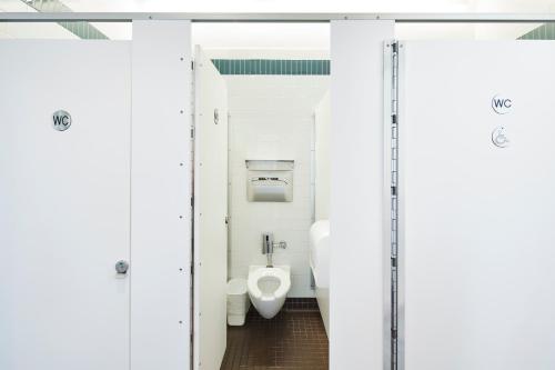 Cama en habitación compartida de 12 camas - Para hombres y mujeres del hotel HI New York City. Foto 3