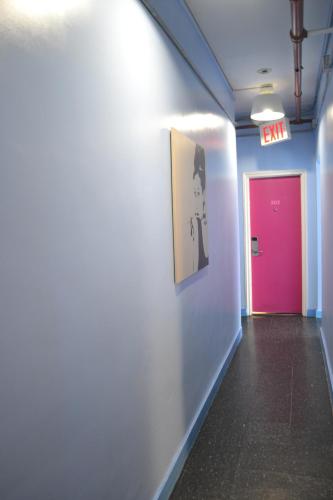 Habitación Estándar con cama extragrande y baño privado del hotel Central Park West. Foto 1