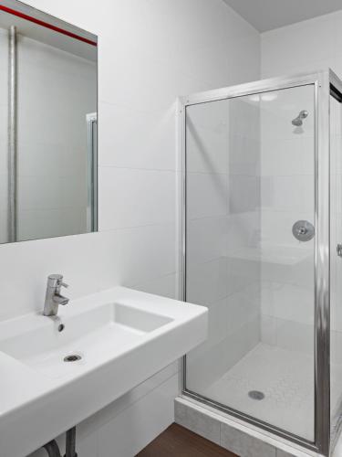 Habitación Estándar con cama extragrande y baño privado del hotel Central Park West. Foto 2