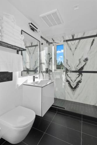 Suite Ático con balcón y vistas al río del hotel Riverside Tower Hotel. Foto 1