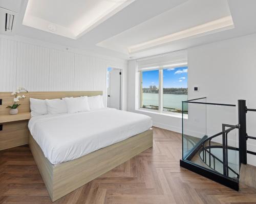 Suite Ático con balcón y vistas al río del hotel Riverside Tower Hotel. Foto 2