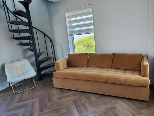 Suite Ático con balcón y vistas al río del hotel Riverside Tower Hotel. Foto 3