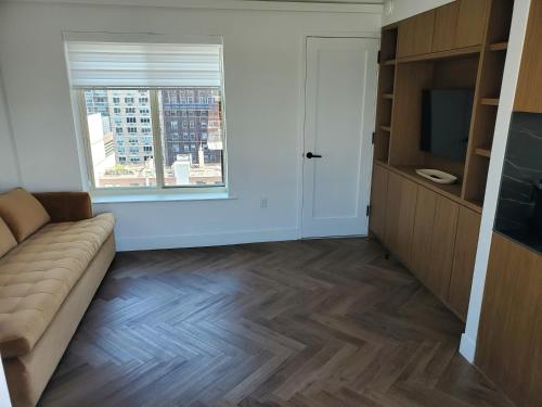 Suite Ático con balcón y vistas al río del hotel Riverside Tower Hotel. Foto 4