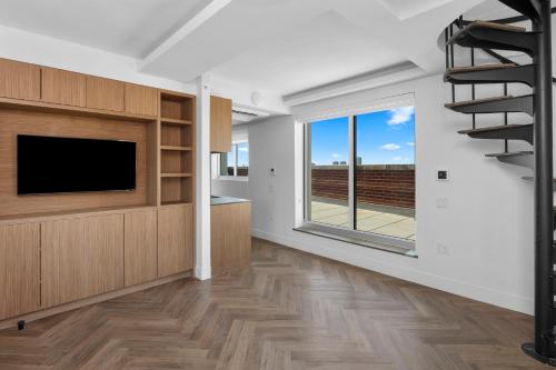 Suite Ático con balcón y vistas al río del hotel Riverside Tower Hotel. Foto 5