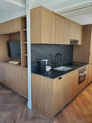 Suite Ático con balcón y vistas al río del hotel Riverside Tower Hotel. Foto 6