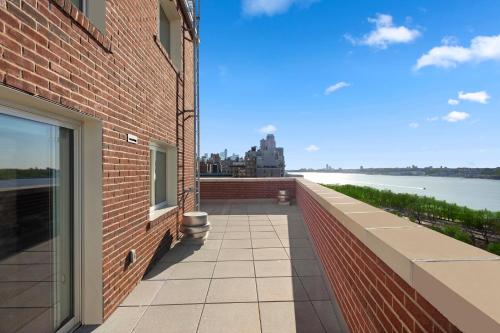 Suite Ático con balcón y vistas al río del hotel Riverside Tower Hotel. Foto 7