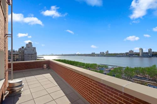 Suite Ático con balcón y vistas al río del hotel Riverside Tower Hotel. Foto 8