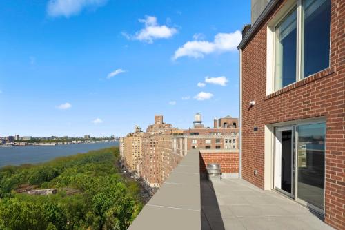 Suite Ático con balcón y vistas al río del hotel Riverside Tower Hotel. Foto 9