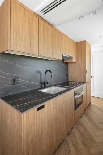 Suite Ático con balcón y vistas al río del hotel Riverside Tower Hotel. Foto 12