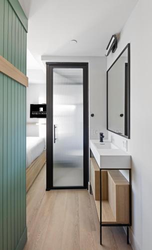 Habitación Doble con vistas al lago del hotel Riverside Tower Hotel. Foto 1