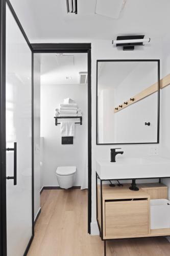 Habitación Estándar - 1 cama grande del hotel Riverside Tower Hotel. Foto 1