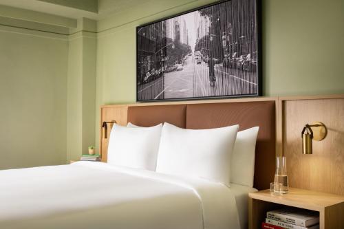 Habitación Estándar adaptada para personas con discapacidad con bañera con barras de apoyo del hotel Row NYC. Foto 7