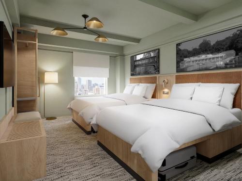 Habitación Superior adaptada para personas con movilidad reducida con 2 camas dobles (bañera con barras de apoyo) del hotel Row NYC. Foto 2