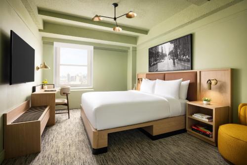 Habitación Superior con cama extragrande del hotel Row NYC. Foto 7