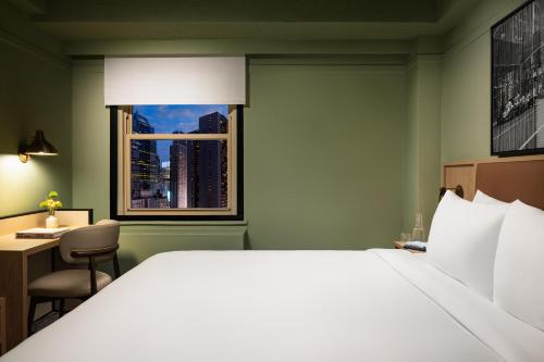 Habitación Deluxe con cama extragrande del hotel Row NYC. Foto 4