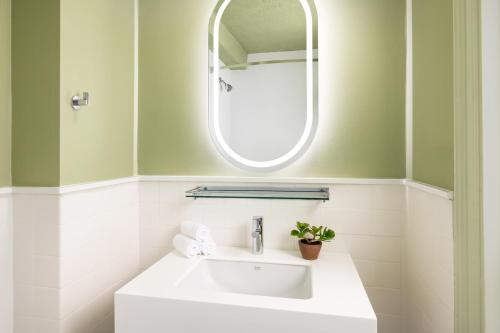 Habitación Premium adaptada para personas con movilidad reducida con cama grande y vistas a la ciudad (bañera adaptada) del hotel Row NYC. Foto 7