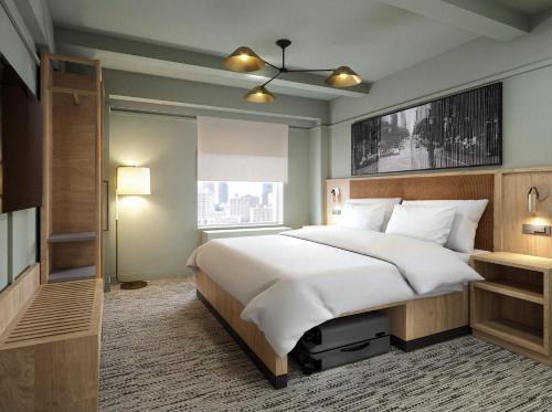 Habitación Estándar adaptada para personas con discapacidad con cama grande y bañera con barras de apoyo del hotel Row NYC. Foto 1