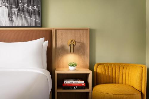 Habitación Estándar con Cama Doble adaptada para personas con discapacidad, ducha accesible (roll‑in) del hotel Row NYC. Foto 2