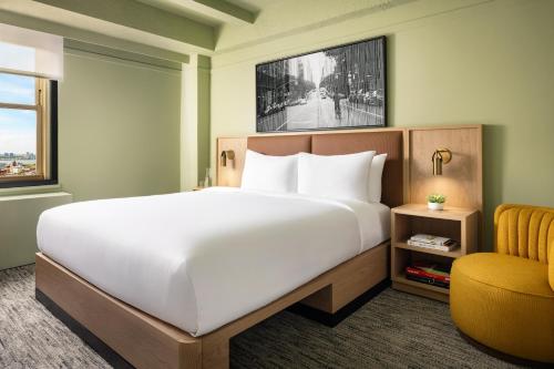 Habitación Estándar con Cama Doble adaptada para personas con discapacidad, ducha accesible (roll‑in) del hotel Row NYC. Foto 4