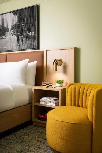 Habitación Superior adaptada para personas con movilidad reducida con dos camas dobles (ducha accesible en silla de ruedas) del hotel Row NYC. Foto 3