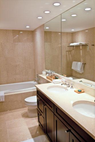 Habitación Estándar - Cama extragrande del hotel Lombardy Hotel. Foto 3