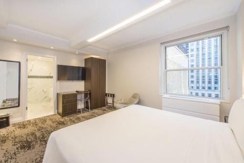 Habitación Estándar - Cama extragrande del hotel Lombardy Hotel. Foto 11