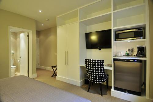 Habitación Estándar - Cama extragrande del hotel Lombardy Hotel. Foto 13