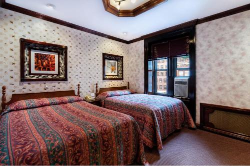 Habitación Doble con 2 camas dobles y baño privado del hotel 31. Foto 8