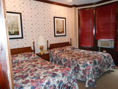 Habitación Doble con 2 camas dobles y baño privado del hotel 31. Foto 4