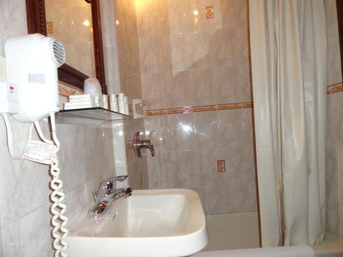 Habitación Doble con 2 camas dobles y baño privado del hotel 31. Foto 5