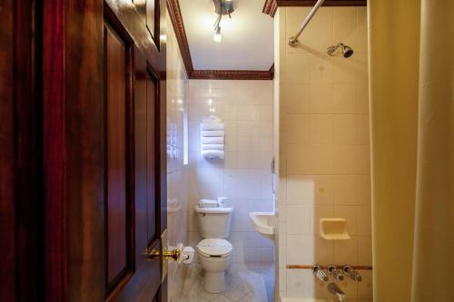 Habitación Doble con 2 camas dobles y baño privado del hotel 31. Foto 10