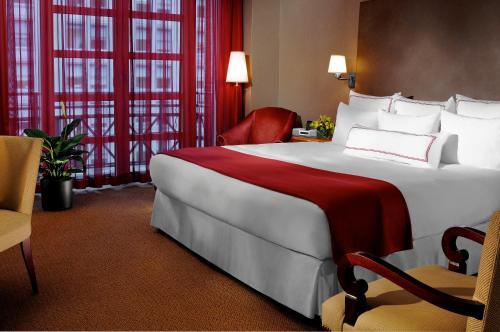 Habitación King con balcón del hotel Hotel Giraffe. Foto 1