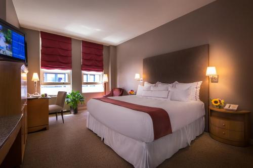 Habitación con cama extragrande - Adaptada para personas de movilidad reducida del hotel Hotel Giraffe. Foto 3