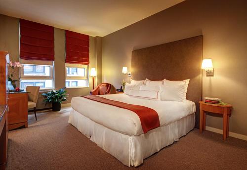 Habitación Clásica con cama extragrande del hotel Hotel Giraffe. Foto 2