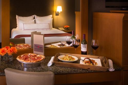 Habitación con cama grande del hotel Hotel Giraffe. Foto 1