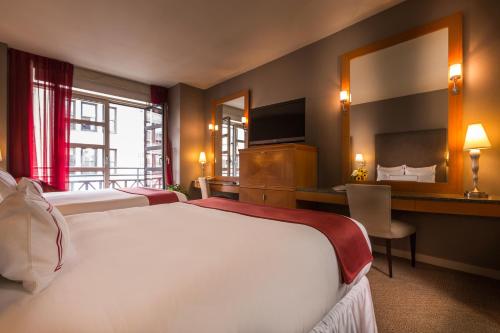 Habitación Cuádruple con balcón del hotel Hotel Giraffe. Foto 6