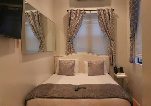 Habitación Doble Estándar con baño privado del hotel Chelsea Inn. Foto 1