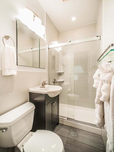 Habitación Doble Estándar con baño privado del hotel Chelsea Inn. Foto 3