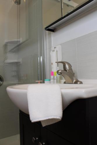 Habitación Triple Estándar del hotel Chelsea Inn. Foto 2