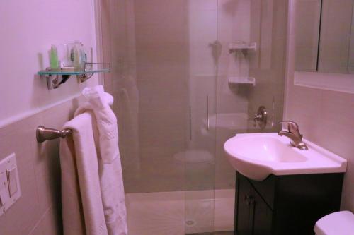 Habitación Triple Estándar del hotel Chelsea Inn. Foto 3