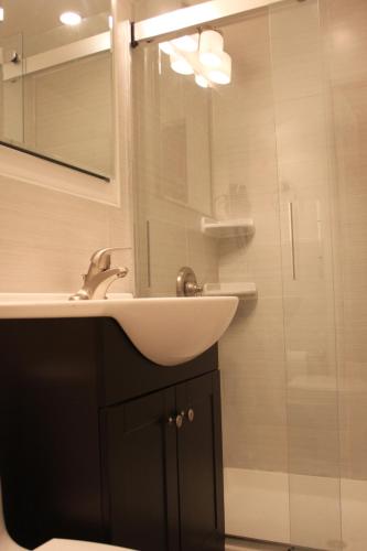 Habitación Triple Estándar del hotel Chelsea Inn. Foto 4