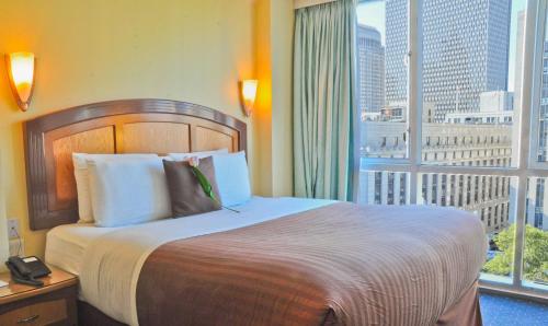 Suite Deluxe con cama extragrande y vistas al parque del hotel Mulberry. Foto 2