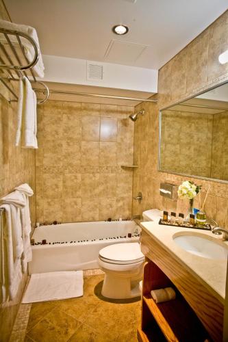 Suite Deluxe con cama extragrande y vistas al parque del hotel Mulberry. Foto 3