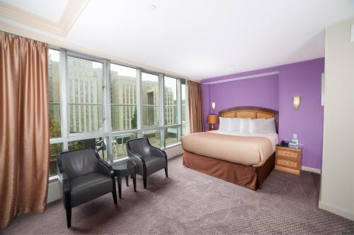 Suite Deluxe con cama doble grande, vistas a la ciudad y balcón del hotel Mulberry