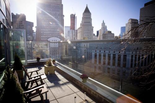 Suite Deluxe con cama doble grande, vistas a la ciudad y balcón del hotel Mulberry. Foto 3