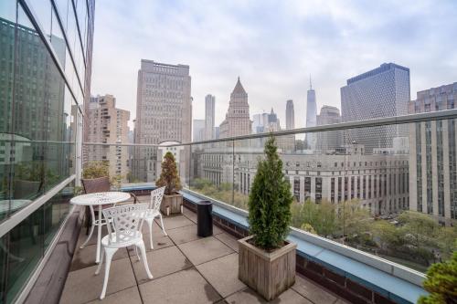 Suite Deluxe con cama doble grande, vistas a la ciudad y balcón del hotel Mulberry. Foto 4