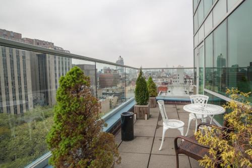 Suite Deluxe con cama doble grande, vistas a la ciudad y balcón del hotel Mulberry. Foto 6