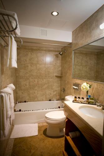 Habitación Doble Deluxe con 2 camas dobles y balcón del hotel Mulberry. Foto 3