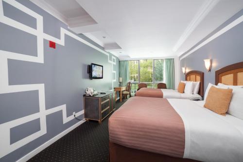 Habitación Deluxe con 2 camas grandes y vistas a la ciudad del hotel Mulberry. Foto 3